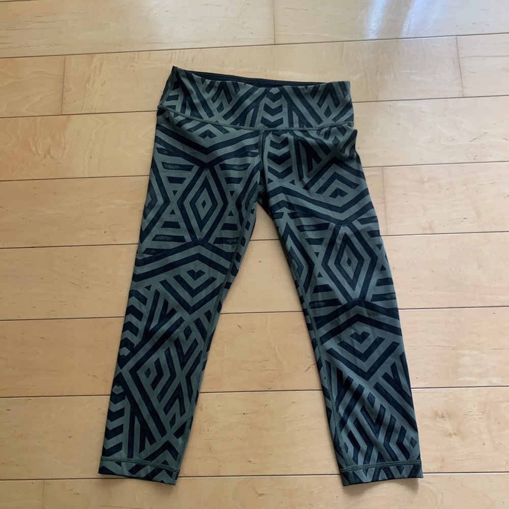 Lululemon size 6 patterned Wunder Unders